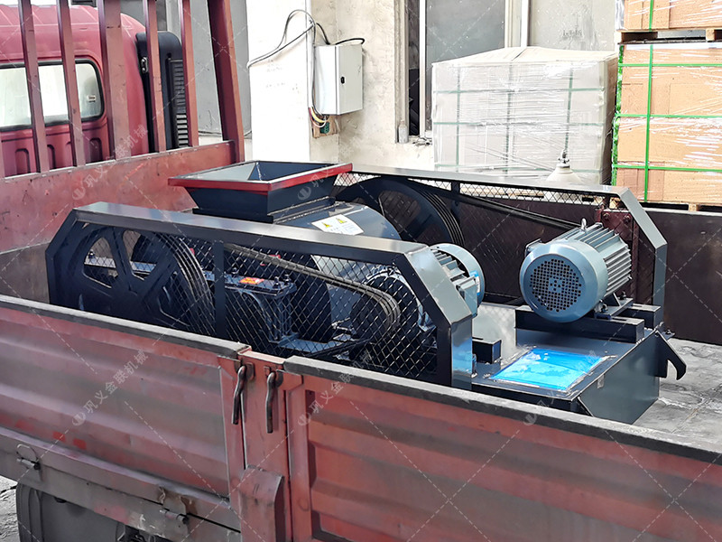 小型對輥破碎機和雙齒輥破碎機發(fā)往河南登封破碎保溫陶瓷